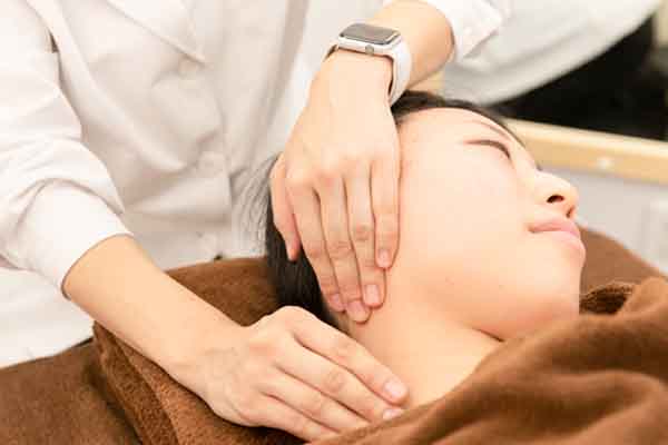 首をストレッチする様子