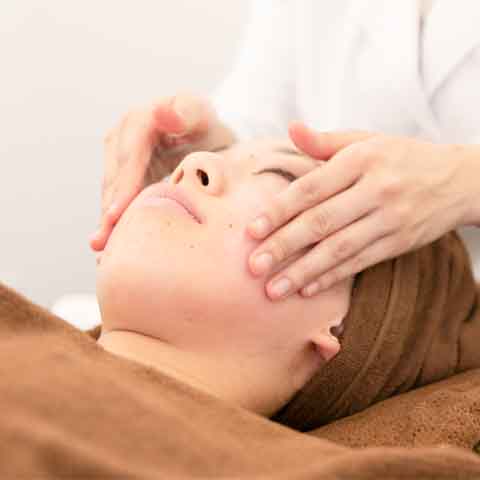 フェイシャルトリートメントをしている様子