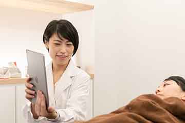 撮影した写真を見せながら説明する様子