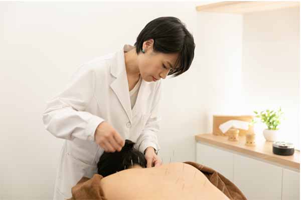 首に鍼を打つ様子