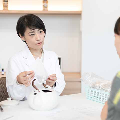 煎じ方を説明している様子