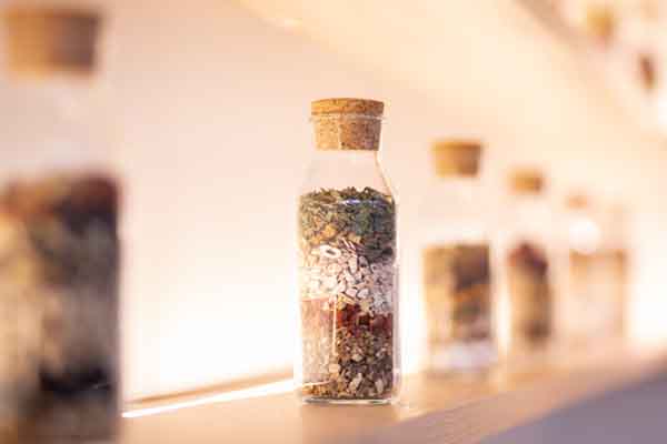 瓶に詰められた漢方薬が並ぶ風景