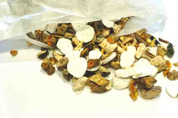 袋を破って漢方薬を取り出す様子