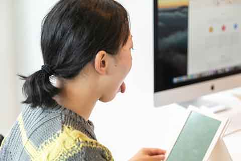 舌診をするために舌を出す患者様