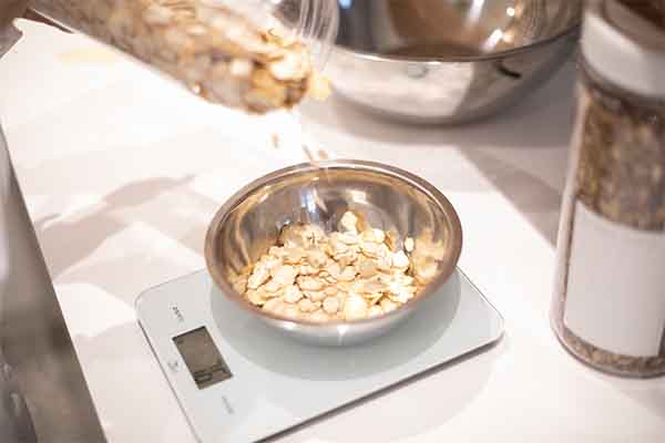 生薬を秤量している様子