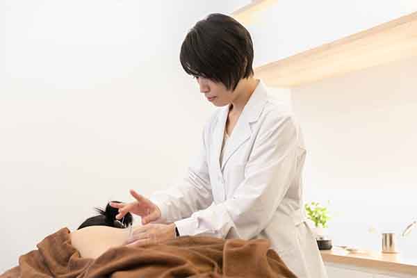 患者様の背中に鍼を打っている様子