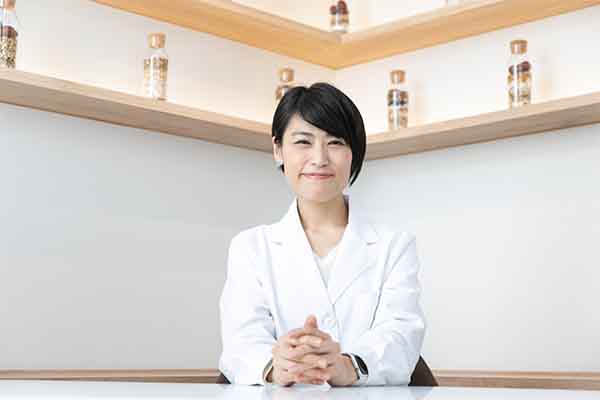 微笑む院長の正面画像