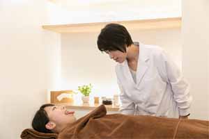 舌診をする様子