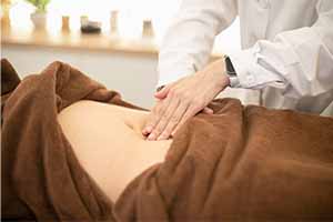 腹診をする様子