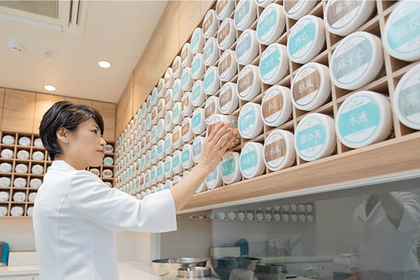 生薬ボトルを取り出す様子