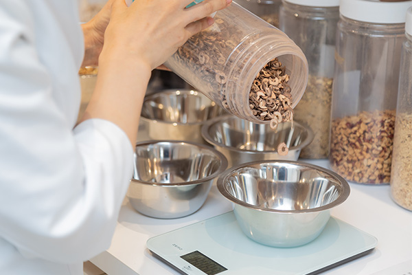 生薬を秤量する様子