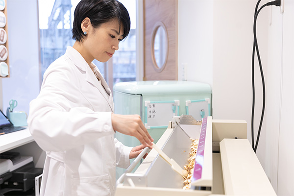 分包機に入れた漢方薬を均す様子