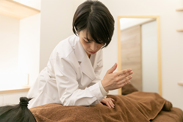 肘で押圧する様子